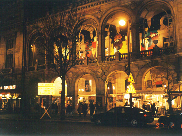 海外公演でのイヤホンガイド貸し出しの様子